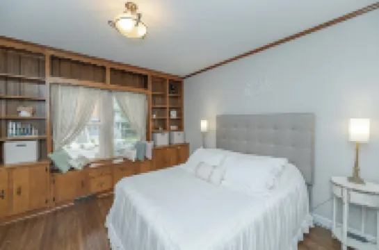 Warm Nest Inn - Spacious, Luxurious  2-bedroom, one block to St Mary's