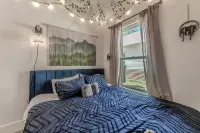 Lofi Girl Book Lover's Nook- 2BD 1BATH A/C Washer/Dryer Full kitchen/ fast WIFI