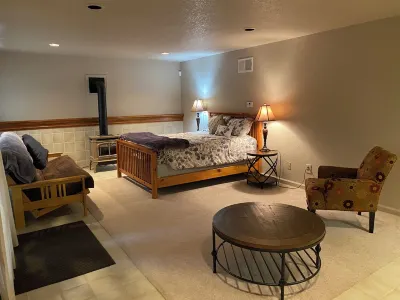 Charming 4-bedroom cabin a few minutes from Pinecrest Lake in fabulous Long Barn Pinecrest Lake附近的飯店