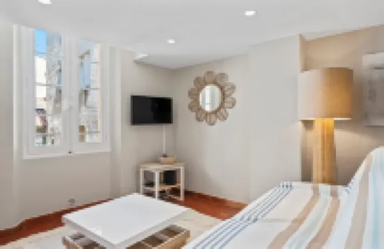 Beautifully renovated mezzanine apartment in the heart of the village of Saint-Tropez