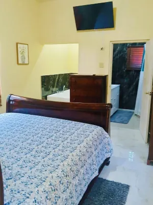 3-bedroom in lovely Amity Hall with WiFi, AC, Private Bathrooms, Best View فنادق في 