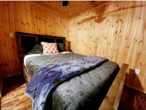 Cozy 3-bedroom cabin with WiFi, AC in charming Bristol