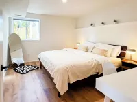 Clean and Charming Hilltop Guesthouse with 1-King bed, Central AC and Heating Hotels in Kenmore