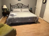 #03 Downtown double couple retreat with king beds. Hotels in Lorain