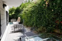 Magnificent villa with pool 5 minutes from the beach, tennis courts and market. Greek Villa Kerylos 주변 호텔