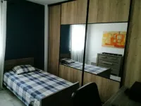 House with pool Hotels in Mallemort