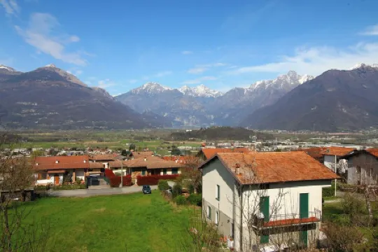 Spazioso appartamento con vista lago in zona tranquilla adatto per famiglie.