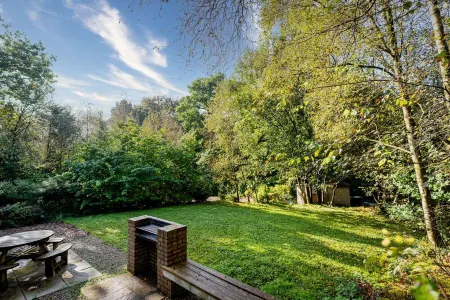 Wootton; woodland lodge for 8 with hot tub, log burner, BBQ, near Alton Towers. Отели рядом с достопримечательностью «Brown Edge Village Hall»