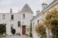 Lochside Luxury: Historic Home with Stunning Scottish Woodland Views Hotels in 