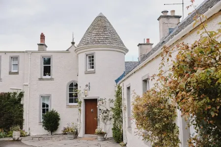 Lochside Luxury: Historic Home with Stunning Scottish Woodland Views Отели рядом с достопримечательностью «Spire Roxx»