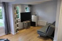 Modern cabin in residential area near 2 train stations with mainlines to London Hotels in Orpington