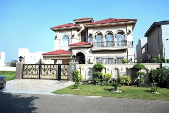 Spanish Villa/5 BHK/Raya Golf course & Cinema 2Kms Hotels in 