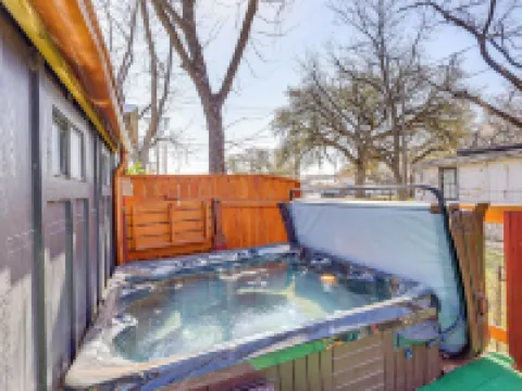Creekside Cottage w/ Deck & Hot Tub in Belton Hotels in Belton