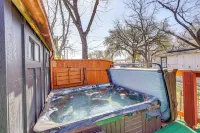 貝爾頓溪畔小屋，帶甲板和熱水浴缸