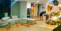 現代開間泳池邊陽台靠近麥克坦機場