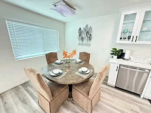 40% OFF Upland 2 Master Beds W/ Yard - Close To Airport, Hospitals & Colleges Hotels in Upland