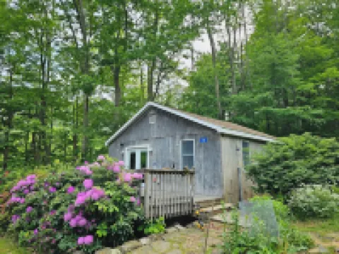 Cozy 2-bedroom cabin in charming Shandaken with WiFi, AC
