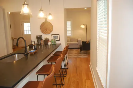 Charming 2-bedroom house, walkable to downtown Greenville! Отели в г. Данин
