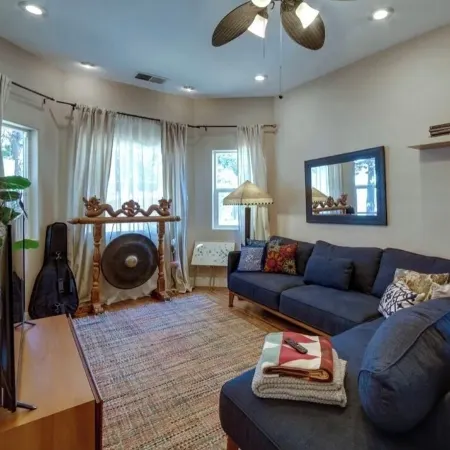 Stylish, Eclectic two bedroom Retreat Near Downtown & Redwood