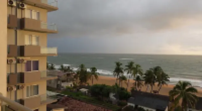 Enjoy a beautiful sunset from your ocean-view bedroom. فنادق في ماونت لافينيا