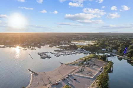 Waterside retreat! 4BR/3BA with private dock/views Отели в г. Клинтон