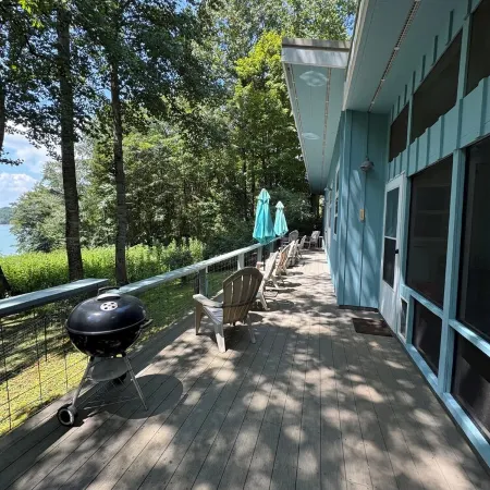 Peaceful lakeview cabin with private dock & dog run