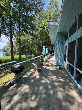 Peaceful lakeview cabin with private dock & dog run