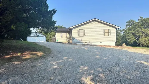 3-bedroom house with hot tub 1.3 miles to Guy Sandy boat dock, Arbuckle Lake