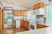 Lovely Dockside Apartment! Located right in the Harbor!