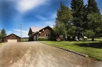 40 Min from Ynp!  18 Beds! New Bedding! Lots of Parking! Hotel a Fremont County