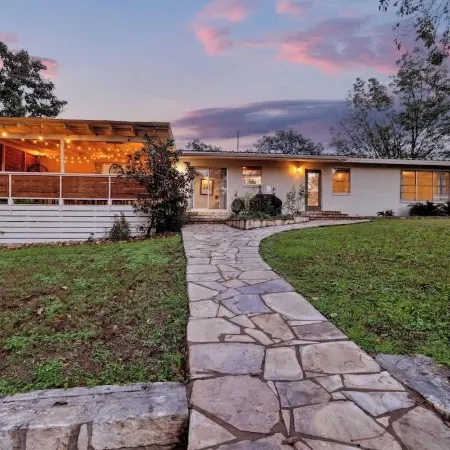 Luxury Lakefront Oasis with Boat Dock-Firepit