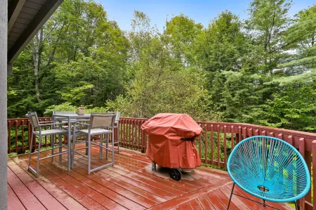 Hot Tub, Sauna and Game Room Amenities - Charming Eclectic Retreat Отели в г. Хартфорд