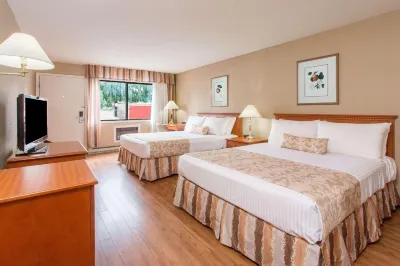 Ramada by Wyndham Kelowna Hotel & Conference Center Hotel in zona Arlo's Honey Farm