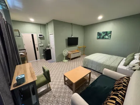 ห้องพักพร้อมระเบียงและวิวเมือง(เตียงใหญ่)