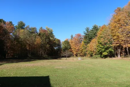 Entire Rental Unit in Bethlehem, NH Отели рядом с достопримечательностью «The Store & Gallery at WREN»