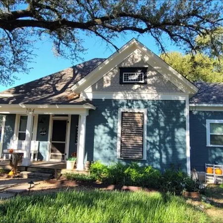 Remodeled Modern Farmhouse on acreage near ALL area attractions!!!