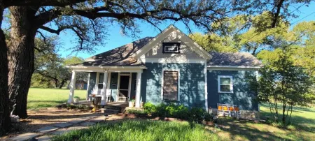 Remodeled Modern Farmhouse on acreage near ALL area attractions!!!