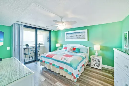 Beautiful 1 bedroom waterfront condo with 800sf private rooftop terrace!