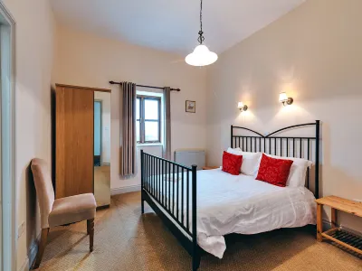 Luxury Retreat in UK with Pool & Tennis Court  호텔