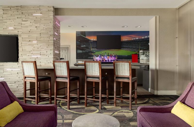 La Quinta Inn & Suites by Wyndham Arlington North 6 Flags Dr photo 5