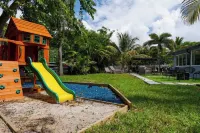 BEST LOCATION, Few min walk, Bike to Deerfield Beach and Pier. one acre property