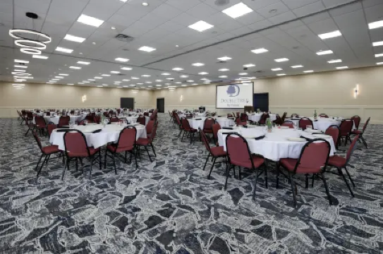 DoubleTree by Hilton Manhattan, KS