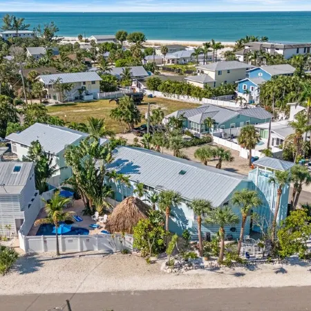 BEST LOCATION! NORTH END OF ANNA MARIA, FL STEPS TO BEACH & DINING -  LOWER UNIT