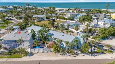 BEST LOCATION! NORTH END OF ANNA MARIA, FL STEPS TO BEACH & DINING -  LOWER UNIT Hotel in zona Rod and Reel Pier