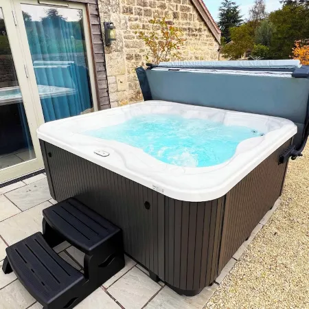 Luxury 2-Bed Cotswolds Barn with Private Hot Tub | Sleeps 4
