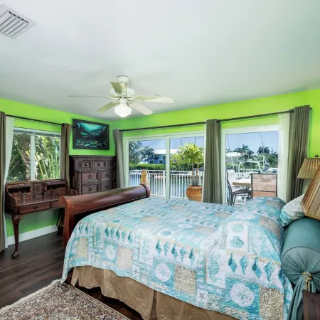 Sleeps 10 - Private house with 110’ of Deep Water Dockage, Pool, Hot Tub & more!