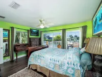 Sleeps 10 - Private house with 110’ of Deep Water Dockage, Pool, Hot Tub & more!