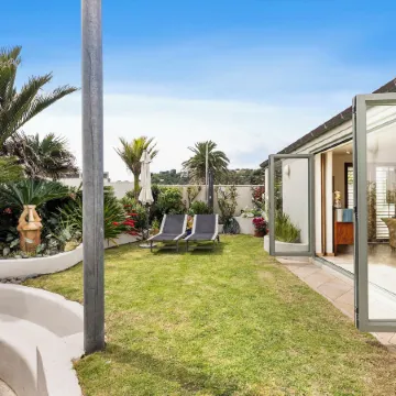 Beachfront on Waiheke Отели рядом с достопримечательностью «Автобус Explorer Island Waiheke»