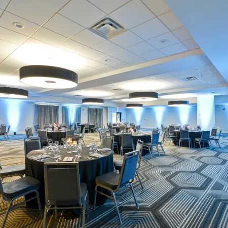 Embassy Suites by Hilton Charlotte Отели рядом с достопримечательностью «Библиотека Билли Грэма»