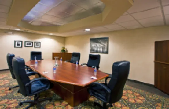 Holiday Inn Express & Suites WATERFORD by IHG - parking